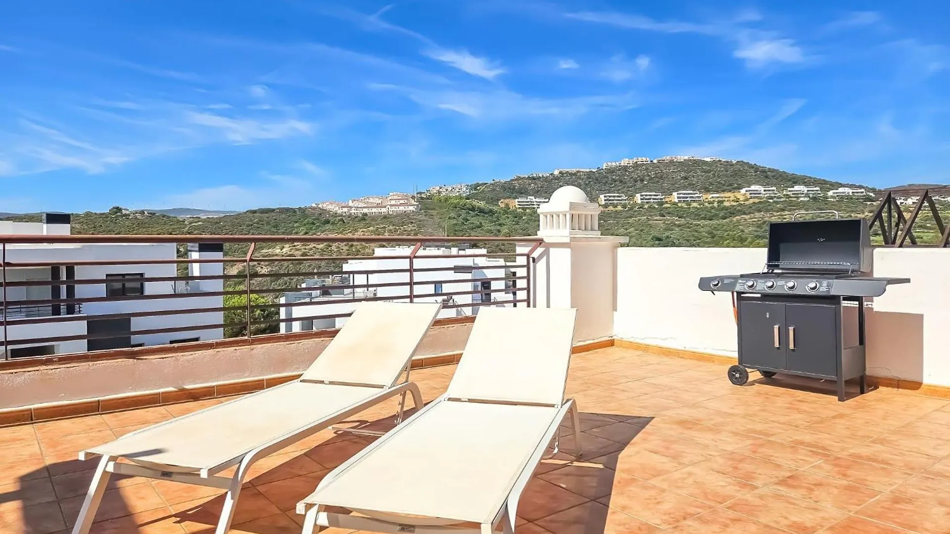 Modern 3 Bedroom Penthouse In Casares Costa - Bbq Apartment